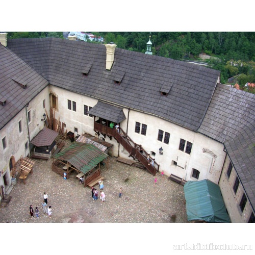 Замок Локет. Вид сверху на замковый двор