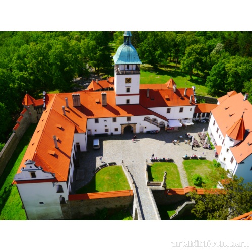 Замок Боузов. Вид с башни на хозяйственные постройки