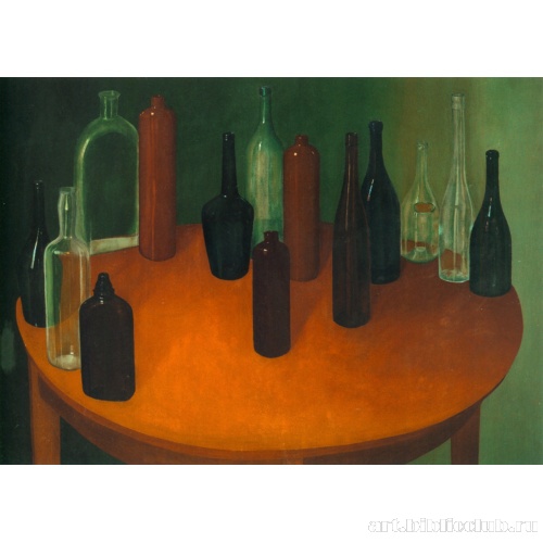 Бутылки на круглом столе