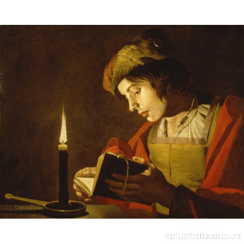 Молодой человек читает при свечах