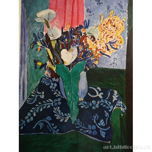 Арумы, ирисы и мимоза (Голубая ваза с цветами на синей скатерти)