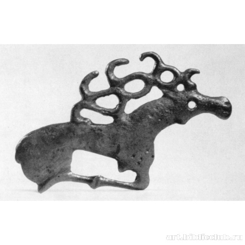 Лежащий олень со сливающимися в одну полоску ногами. Бронзовая бляха