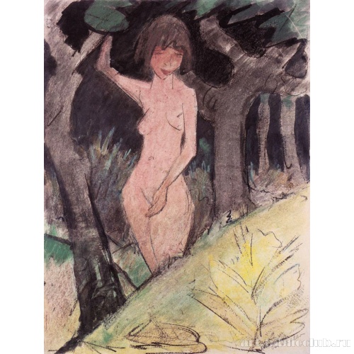 Девушка, стоящая между деревьями