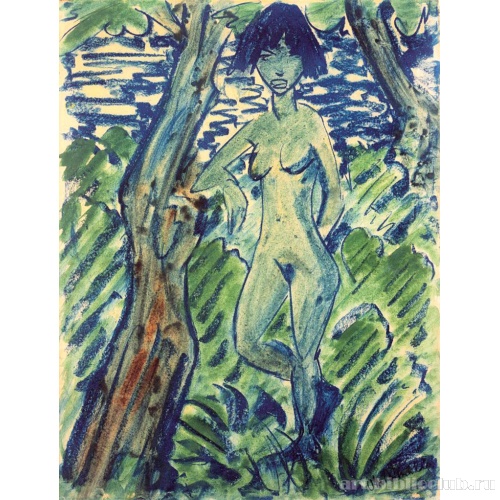 Стоящая обнаженная между деревьями