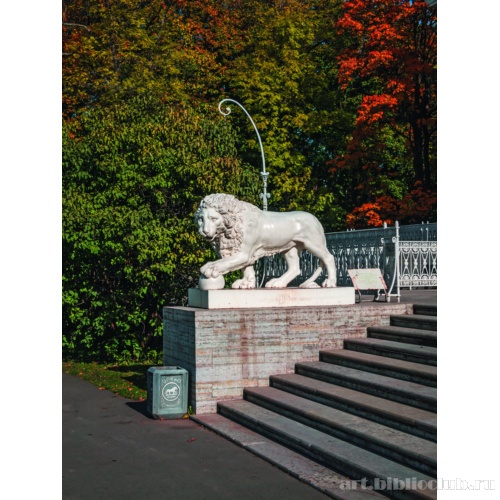 Скульптура льва у фасада дворца со стороны Масляного луга