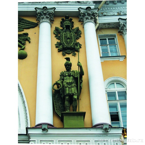 Скульптура в межколонных проемах арки