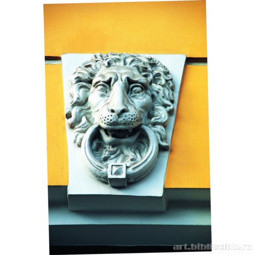 Львиная маска замкового камня окон первого этажа