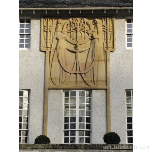 Дом любителя искусств. Центральный барельеф главного фасада