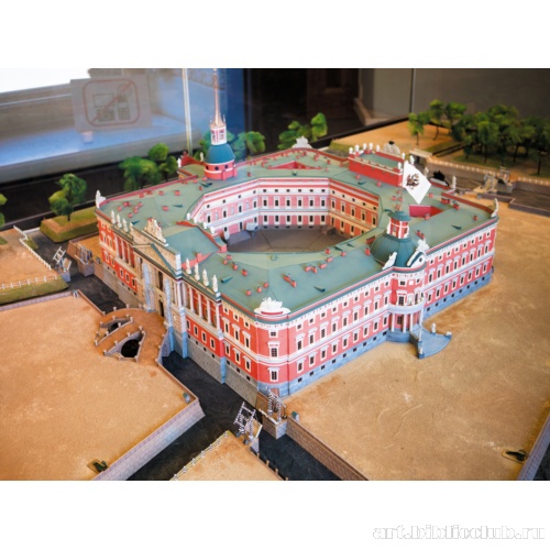 Макет Михайловского замка в вестибюле замка