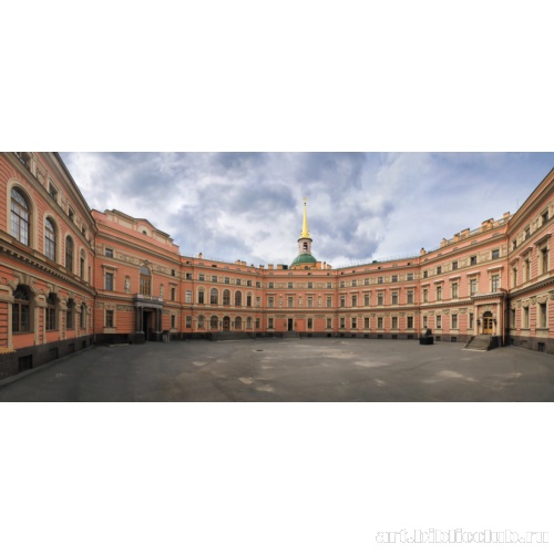 Большой внутренний двор замка