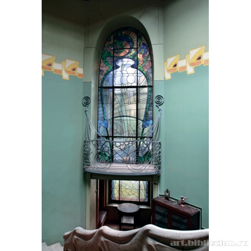 Витражное окно в лестничном холле