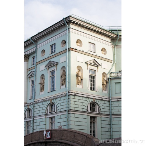 Угловая часть здания театра на пересечении Зимней канавки с Дворцовой набережной