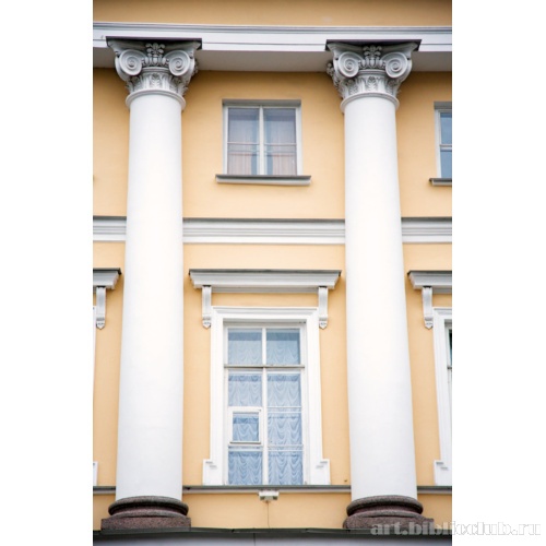 Фрагмент декора главного фасада бокового корпуса