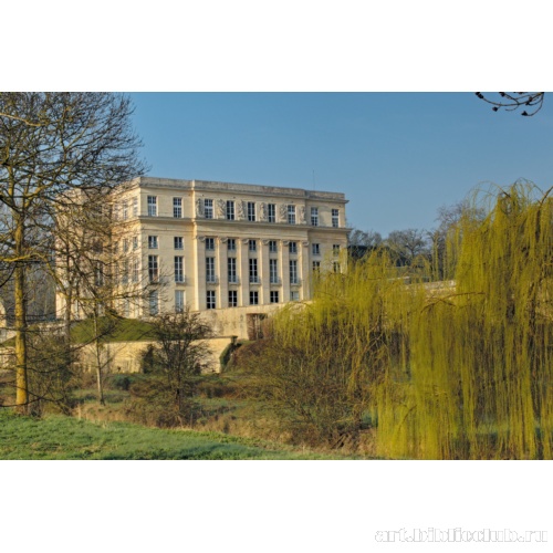 Замок Бенувиль. Вид со стороны парка