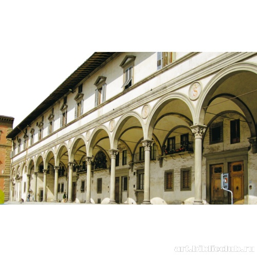 Главный фасад, оформленный галереей