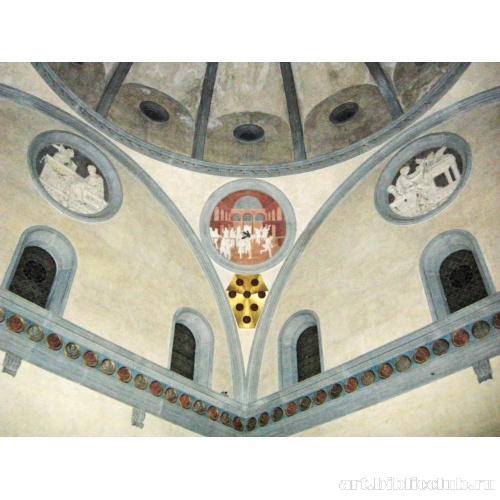 Медальоны на тимпанах и парусе Старой сакристии