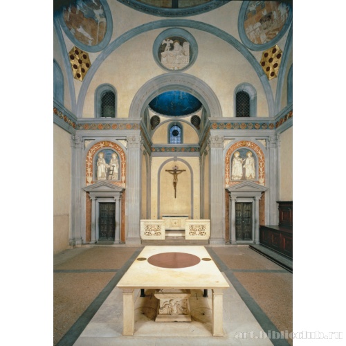 Восточный алтарь Старой сакристии. На переднем плане — гробница Медичи