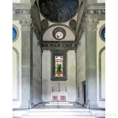 Алтарь, оформленный эффектными витражами