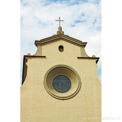 Фрагмент фасада с круглым окном и небольшим фронтоном с уступами