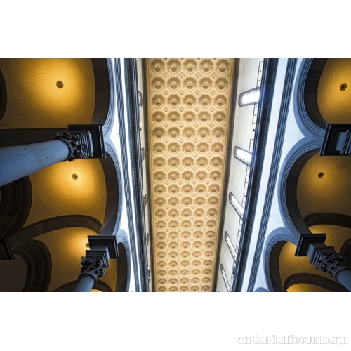 Кессонированный потолок над центральным нефом и окна клеристория