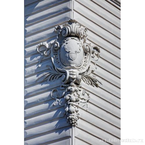 Доходный дом на Университетштрассе, 12. Лепной картуш и рустованная обработка угла здания