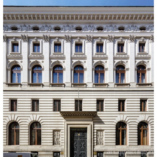 Фрагмент главного фасада банка