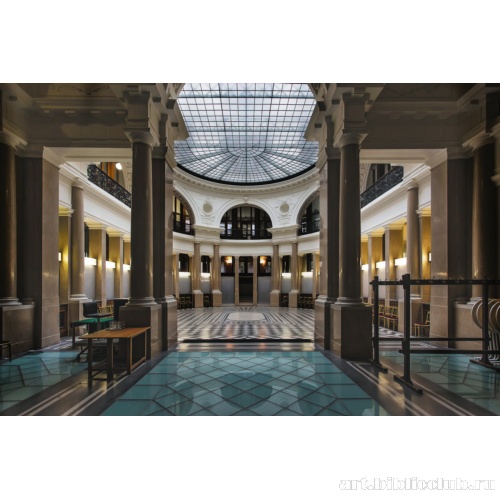 Вид из вестибюля-ротонды в операционный зал