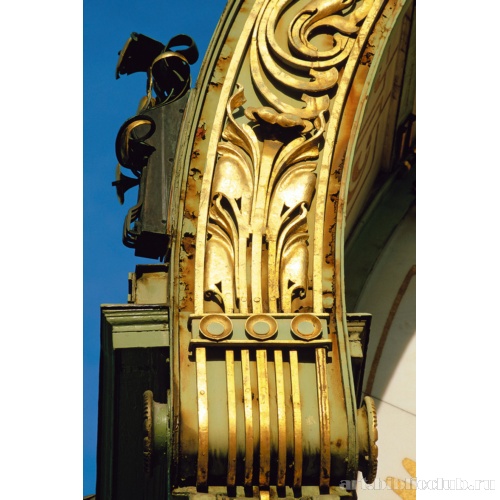 Скульптурная орнаментация архивольта над порталом