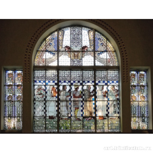 Витраж с изображением святых, выполненный по эскизу Коломана Мозера