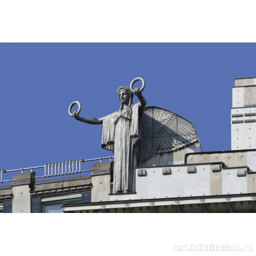 Статуя богини над аттиком работы Отмара Шимковица