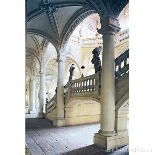 Парадная лестница. Вид из вестибюля