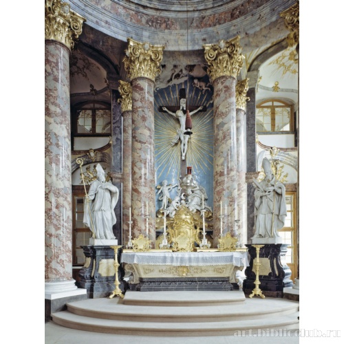 Хофкирхе. Интерьеры. Вид на главный алтарь