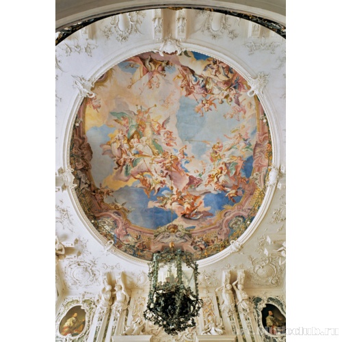 Вид на свод парадной лестницы с фреской К. Карлоне
