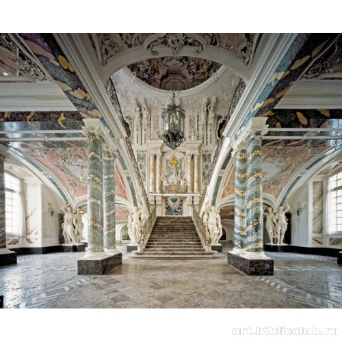 Парадная лестница. Вид из вестибюля