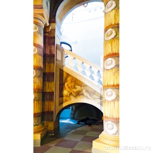 Вид на лестницу из грота