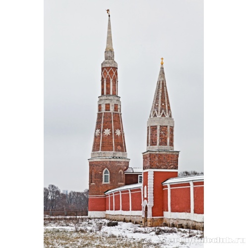 Северо-восточная и Надкладезная башни Богоявленского Старо-Голутвина мужского монастыря под Коломной