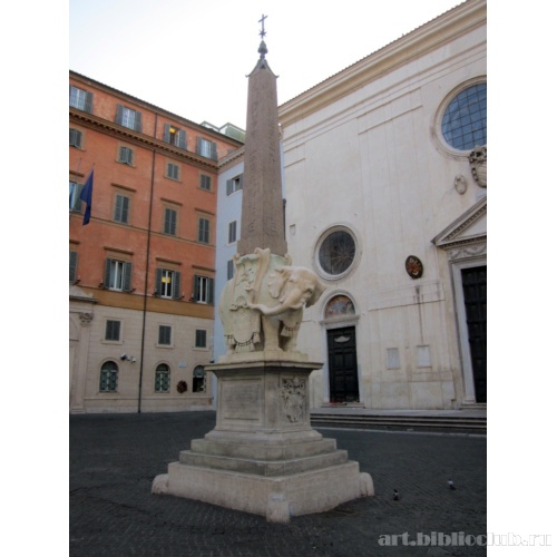 Монумент на Пьяцца-делла-Минерва в виде слона, поддерживающего обелиск