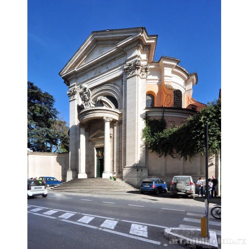 Церковь Сант-Андреа-аль-Квиринале. Общий вид с улицы