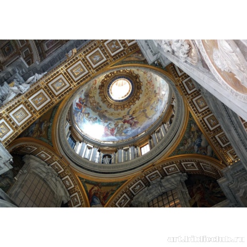 Вид на купол и четыре его опоры изнутри