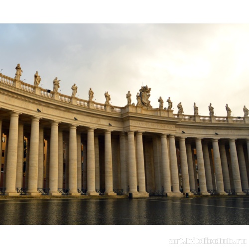 Один из портиков колоннад с упоминанием папы Александра VII