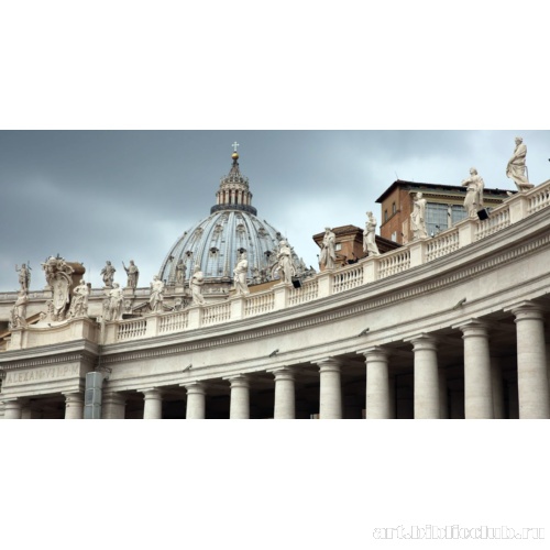 Общий вид колоннад, украшенных скульптурами святых и апостолов