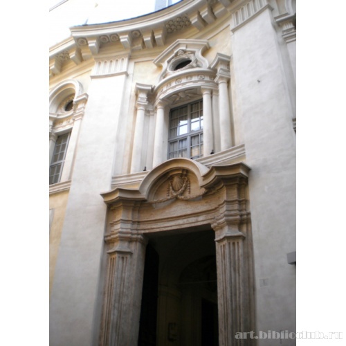 Вход с двухъярусным портиком