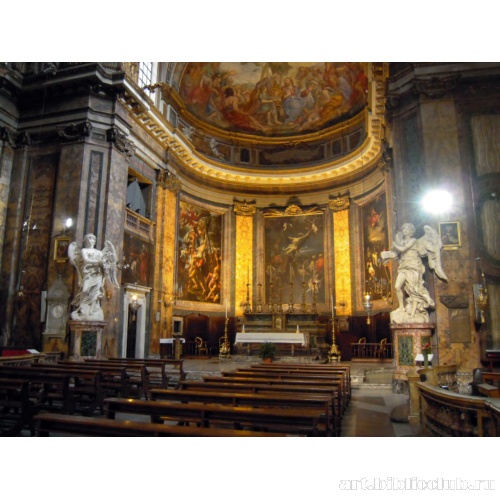 Вид алтаря церкви Сант-Андреа-делле-Фратте