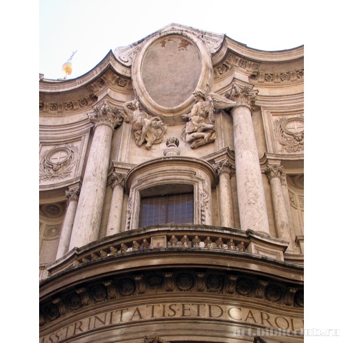 Медальон, поддерживаемый двумя скульптурными фигурами ангелов по главному фасаду