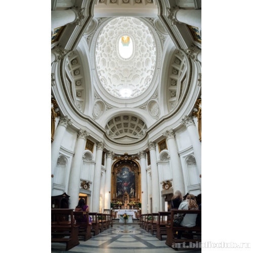 Вид на главный алтарь и овальный свод