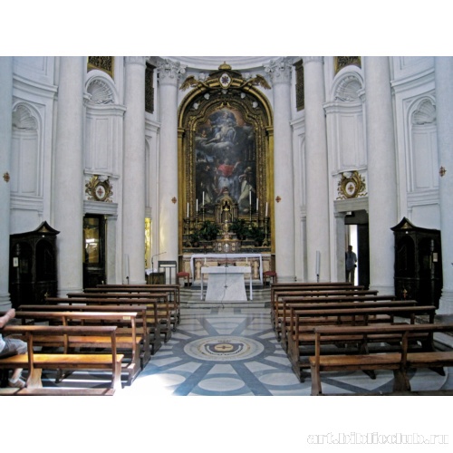 Вид на главный алтарь