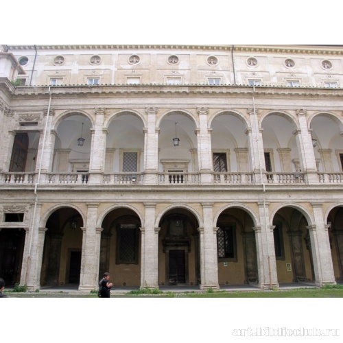 Вид на боковую галерею. Два яруса, оформленные арочными проемами