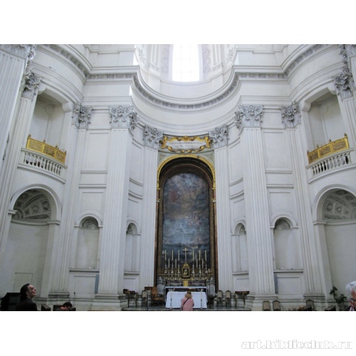 Вид в сторону главного алтаря