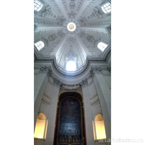 Вид вверх. Одно из ребер свода