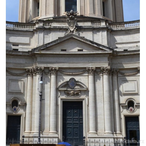 Вход, оформленный колонным портиком